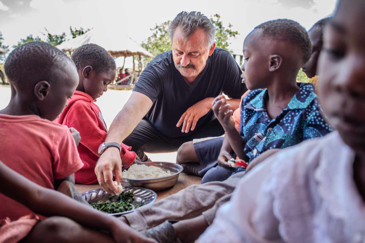 Fra Ivica Perić s djecom