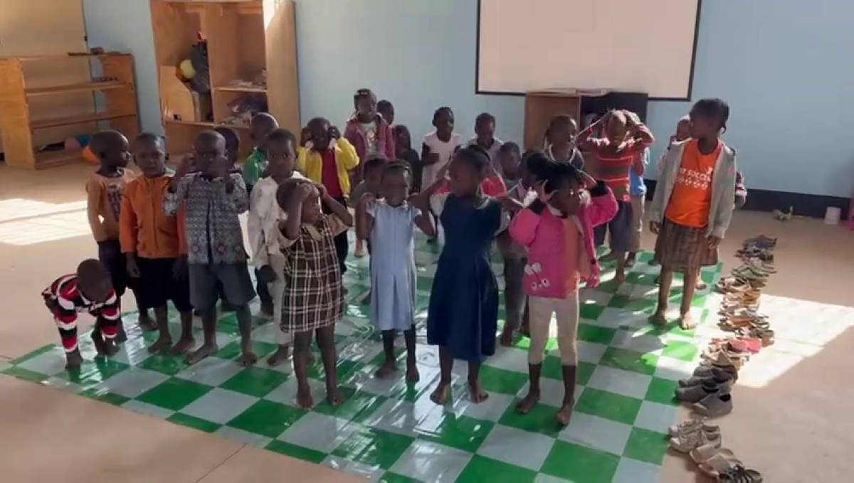 Naši vrtićarci u Mwakapanduli, Zambija, već uče pjevati pjesmice na engleskom