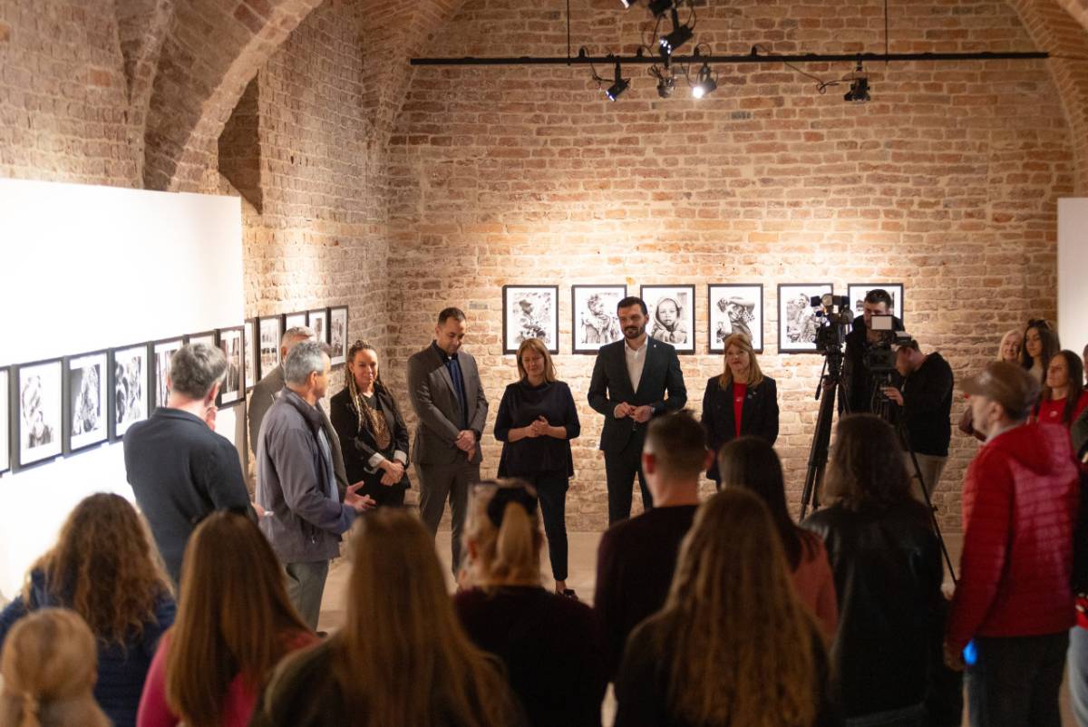 Šezdeset fotografija, tisuće priča: Emica Elveđi izložbom „Srce za Afriku“ dirnula Osijek