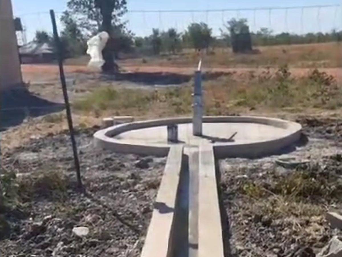 Prva pošiljka hrane je stigla, bunar s pumpom stavljen u funkciju